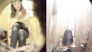  Girls peeing
