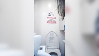Girls peeing in the shower