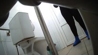 Girls peeing leggings