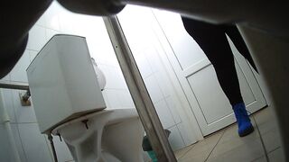 Girls peeing leggings
