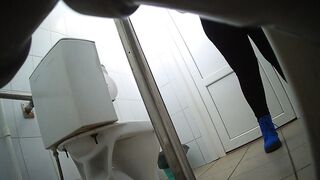 Girls peeing leggings
