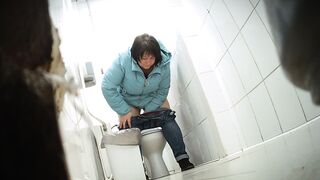 Amateur girls peeing