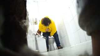 Skinny girls peeing