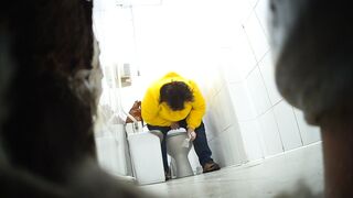 Skinny girls peeing