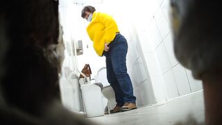 Skinny girls peeing