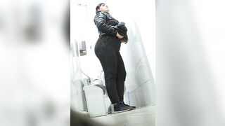 Girls toilet voyeur