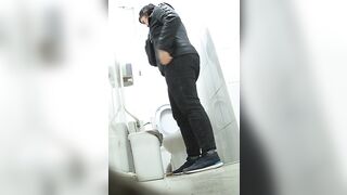 Girls toilet voyeur