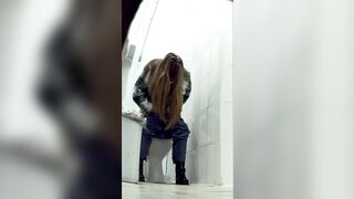 Girls peeing in publick