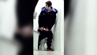 Girls peeing hidden