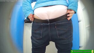 Peeing in girls pussy
