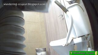Teen girls peeing naked