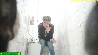 Spy asian guy jerk off in toilet 