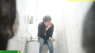 Spy asian guy jerk off in toilet 