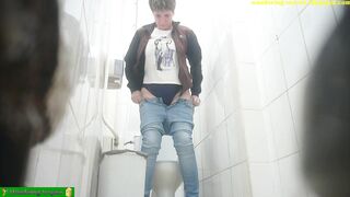 Spy asian guy jerk off in toilet 