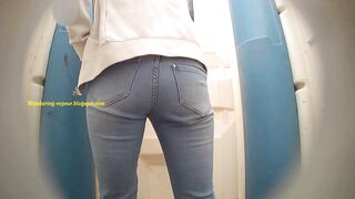 Women pissing in sinks porn