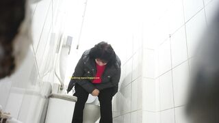 She is pissing in the car porn