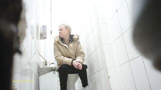  Girls peeing