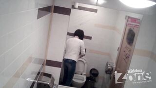  Girls peeing