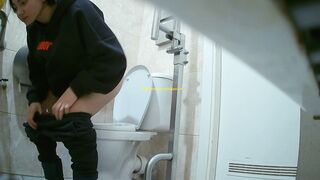 Pissing in a model toilet porn