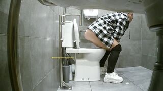 Pissing inside her porn tubes