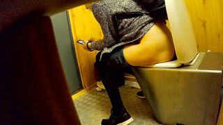  Girls peeing