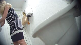 Blowjob while pissing on toilet porn