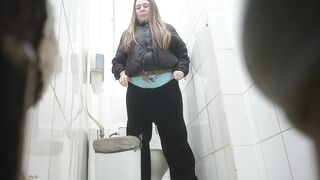Pissing on snowman porn