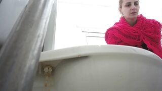 Huge pussy lips pissing porn video
