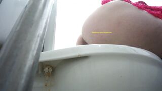 Huge pussy lips pissing porn video