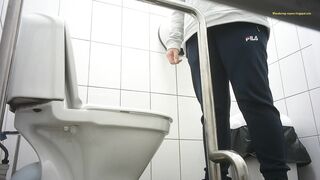 Woman pissing in toilet porn
