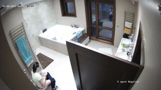  Girls peeing