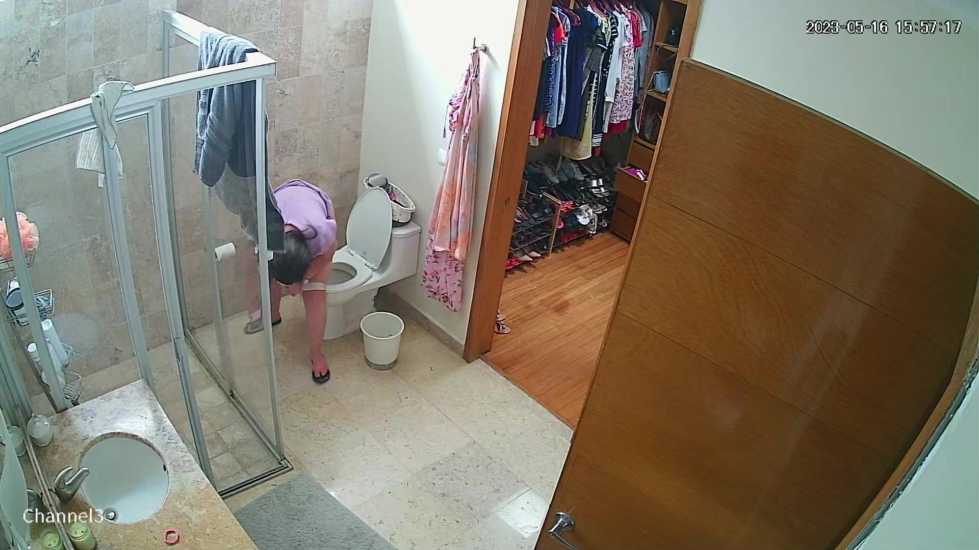 Woman pissing herself porn