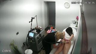 Shaving a girls pussy