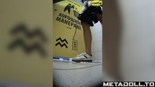 Girls peeing standing up without device