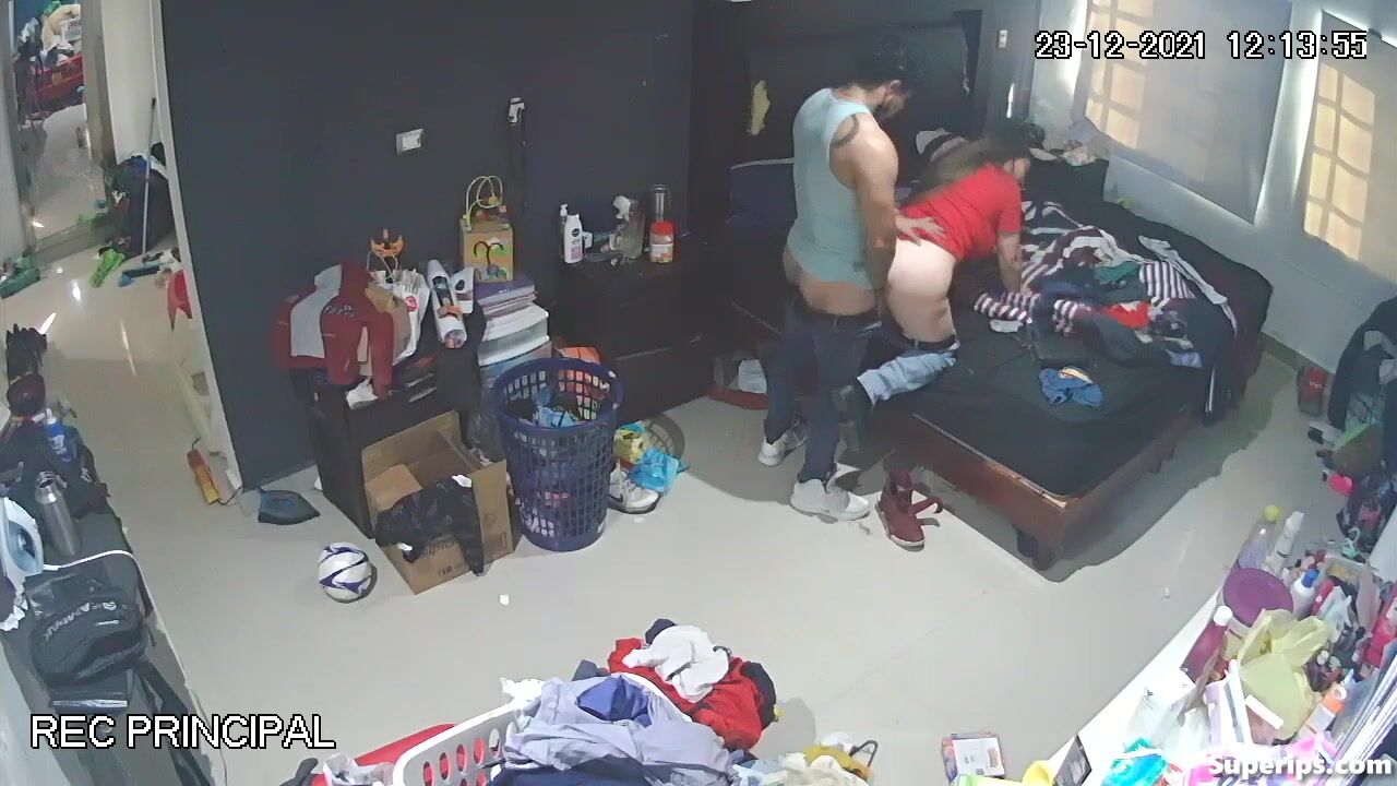 Young parents fuck in their messy room