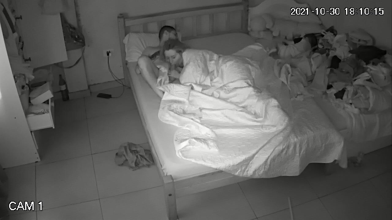 Mom's spy cam early morning sex