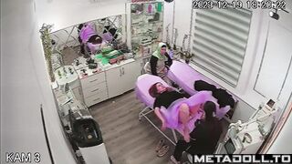 Naked Muslim woman in a beauty salon (2023-12-19)
