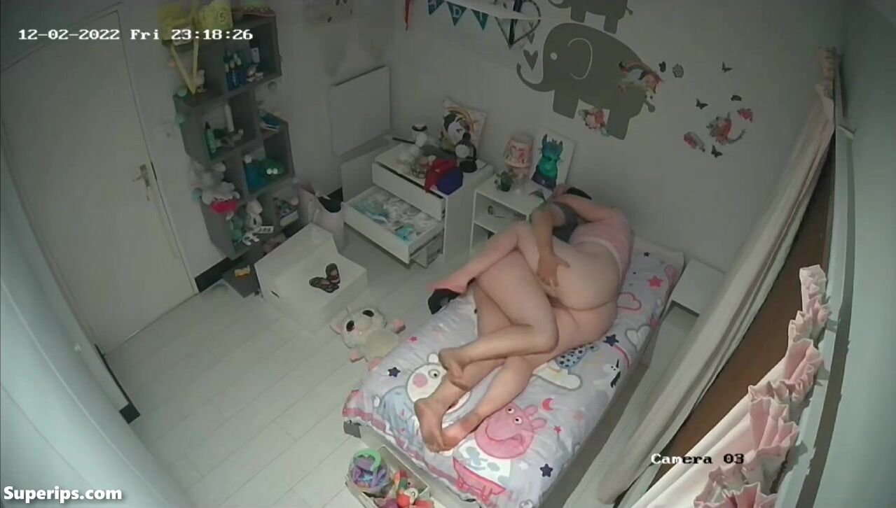 Fat blonde woman gets fucked in her daughter’s room