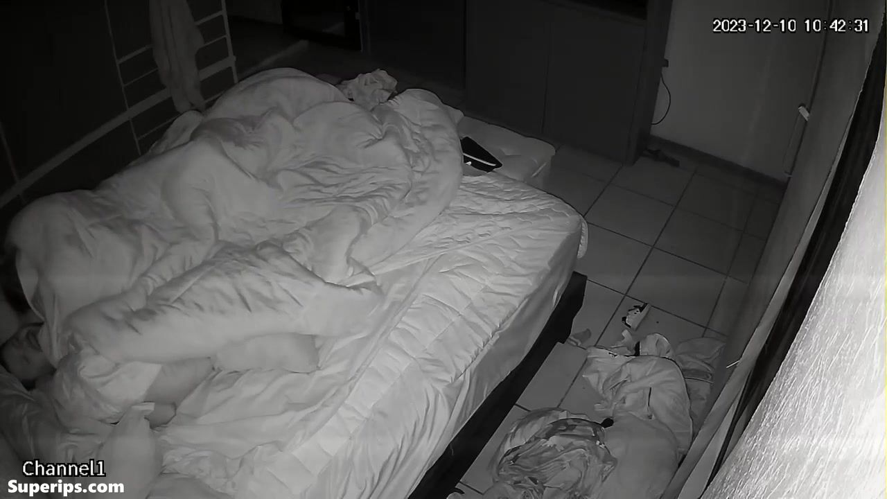 Young Hispanic parents fuck in their bed