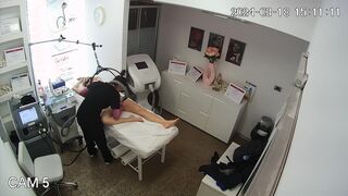Dutch Onlyfans model finally showed her hot pussy in the wax salon