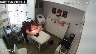 Amateur mother shaves her vagina in Spanish waxing salon