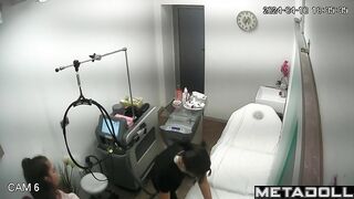 Big ass woman squirts while waxing her tight vagina in Belgian waxing salon