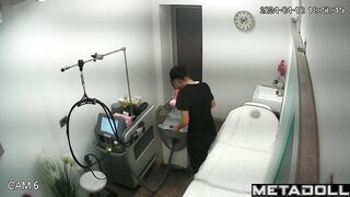 Big ass woman squirts while waxing her tight vagina in Belgian waxing salon