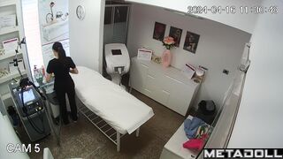 Amateur mother squirts while waxing her hairy pussy in Estonian beauty spa