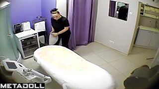 American MILF finally showed her perfect pussy in the wax salon