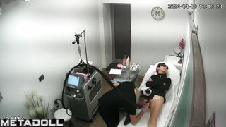 Old doctor squirts while waxing her hairy vagina in American beauty salon