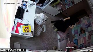 Naughty girl masturbates while watching porn