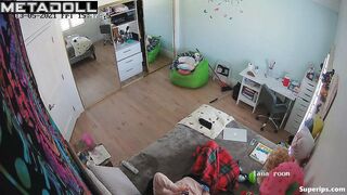 American brunette girl masturbates