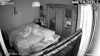 Chubby Latina masturbates in her bed