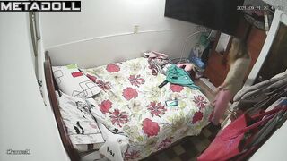 Mature blonde mom masturbates in her bed real spy cam